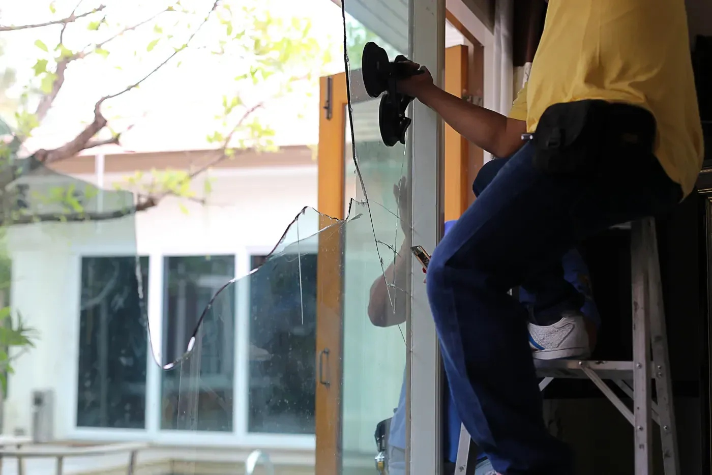 Découpe d'un vitrage feuilleté sur mesure pour une devanture du Val-de-Marne