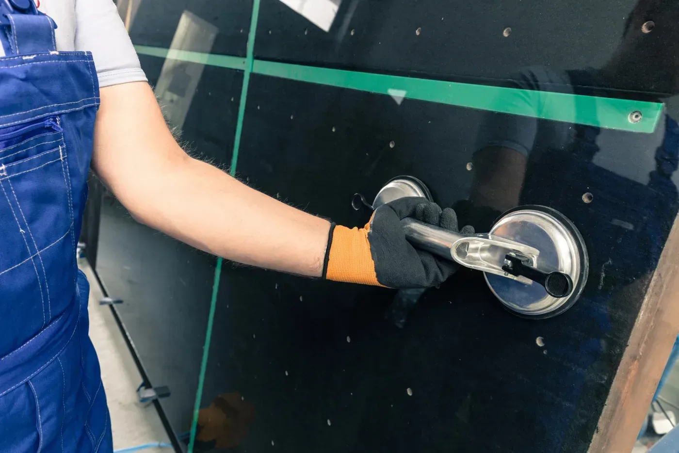 Manutention à la ventouse d'une grande glace de vitrine de magasin